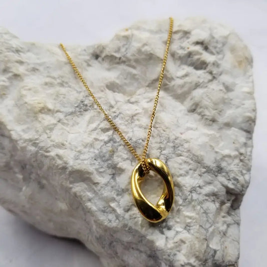 Follow Me Pendant Necklace: Gold